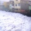 Nível de espuma no Rio Tietê sobe e chega perto de casa de moradores