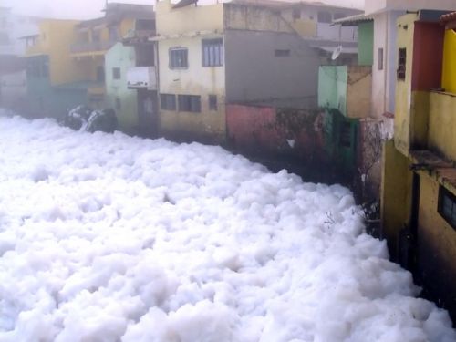 Nível de espuma no Rio Tietê sobe e chega perto de casa de moradores