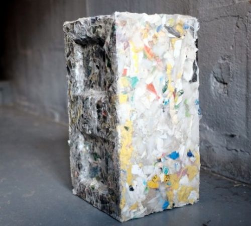 Engenheiros transformam resíduos de plástico em blocos para construção